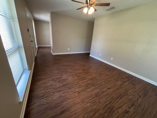 Building Photo - 3 Bedroom and 2 Bath