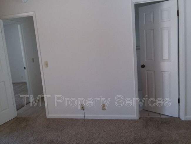 Building Photo - 948 Bluebell Way