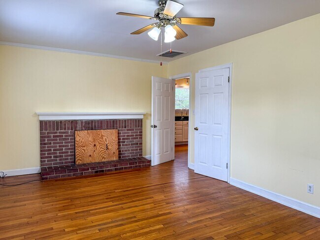 Building Photo - 904 Forestview Dr