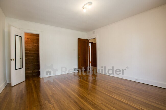 Building Photo - 1404 Marquette Pl NE