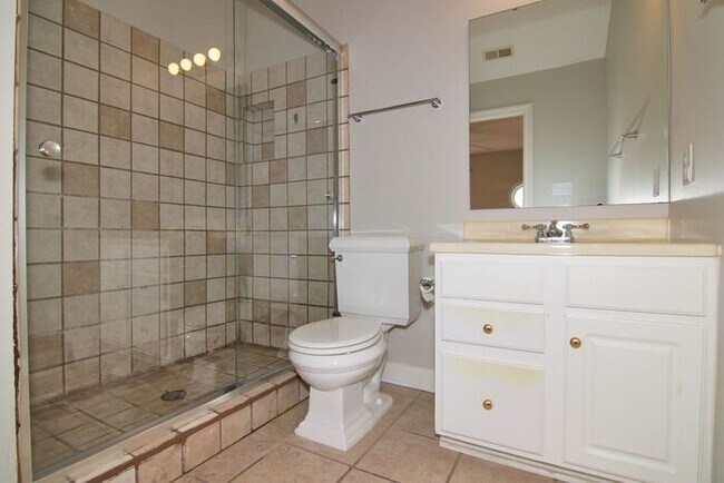 Building Photo - Beautiful Mass Ave Townhome!