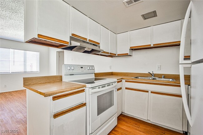 Building Photo - 5816 Bromley Ave