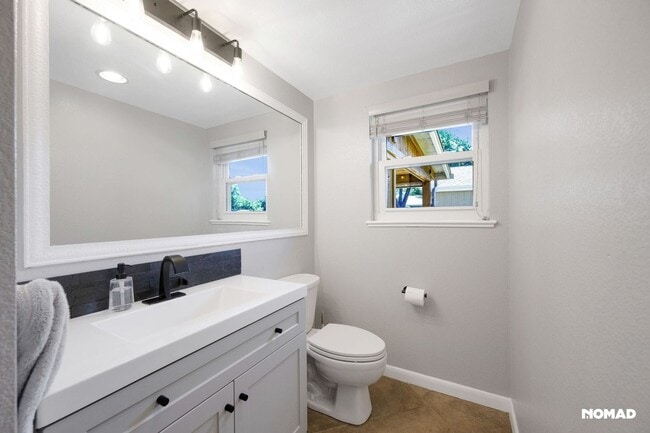 Building Photo - Spacious 4BR House in South Denver