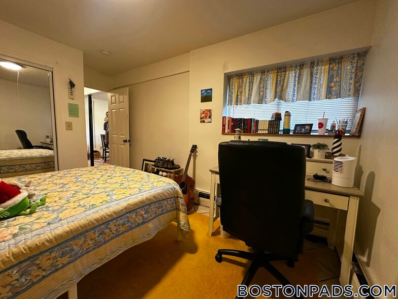 Building Photo - 140 Kenrick St