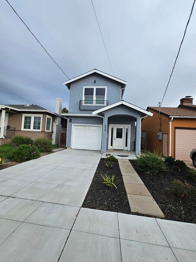 Building Photo - Sunny and Bright Newly Constructed 3-bedroom Home