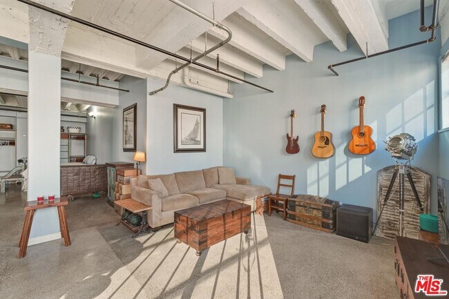 Building Photo - 312 W 5th St