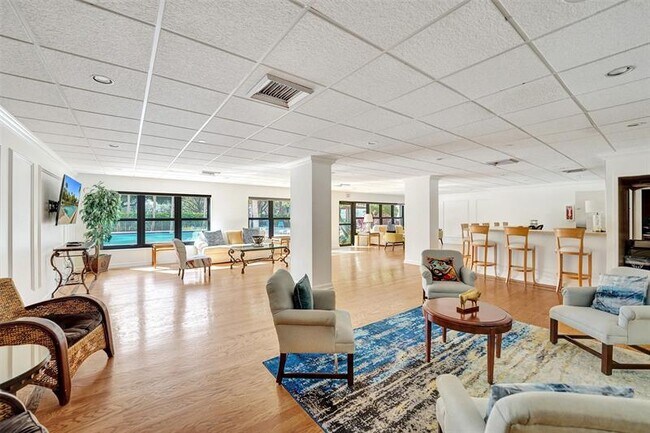 Building Photo - 3200 Port Royale Dr N