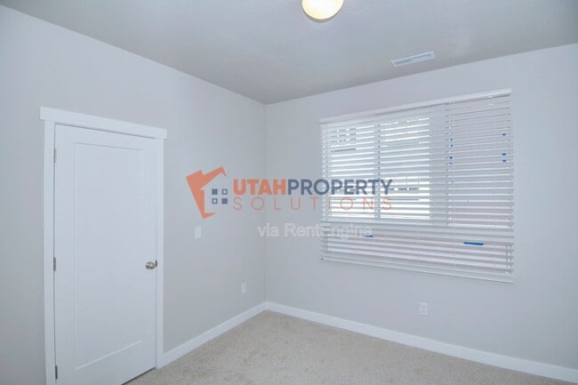 Building Photo - 992 W 380 S