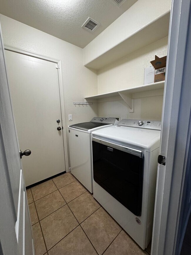 Building Photo - 4 BEDROOM WITH POOL IN DYNAMITE RANCH