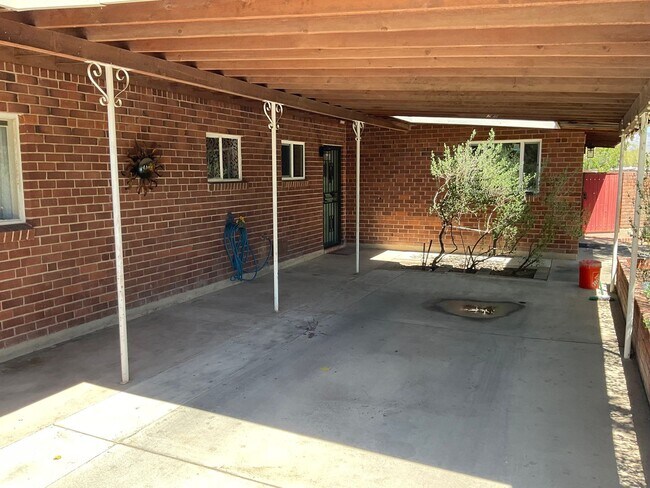Building Photo - Eastside home with privacy on cul-de-sac