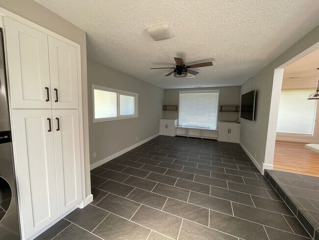 Building Photo - Updated 3 bedroom, 2 bath home