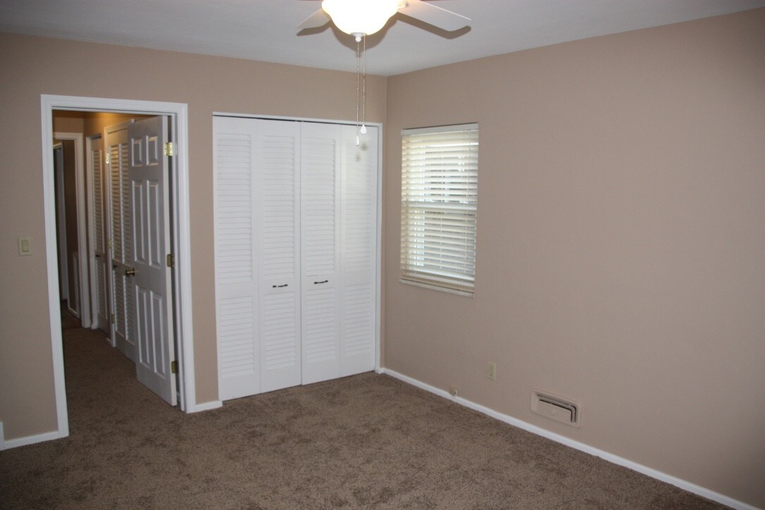 Building Photo - 2142 Collinway St