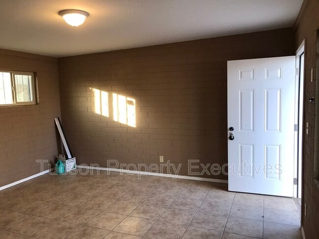 Building Photo - 232 W Flores St