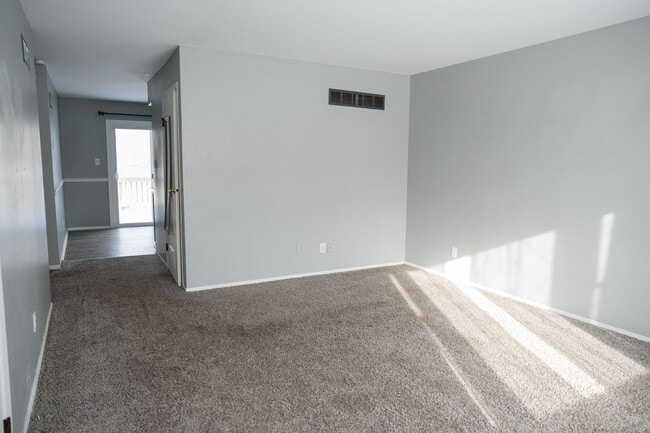 Building Photo - 2 bed 1 bath Duplex in Portage