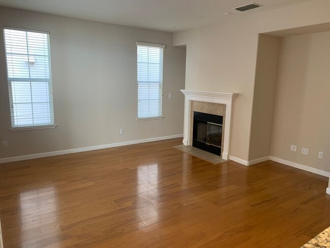 Building Photo - Beautiful 4 Bedroom, 2.5 Bath Mountain Hou...