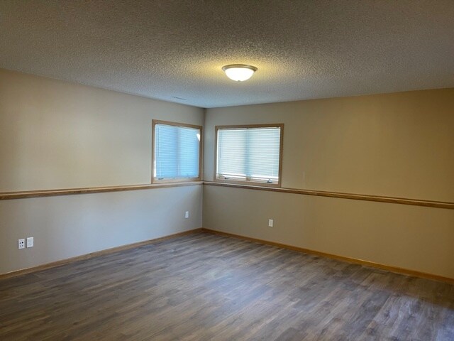Building Photo - 413 Lilac Ln