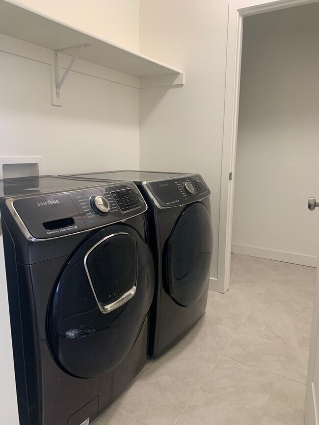 Building Photo - Move In & Get 2 Weeks Free! 3 Bed 2.5 Bath Townhome in West Haven