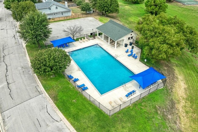 Building Photo - 903 Estate Dr