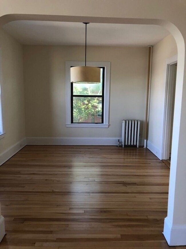 Building Photo - Spacious 2BR/1BA Apartment Available Now!!...