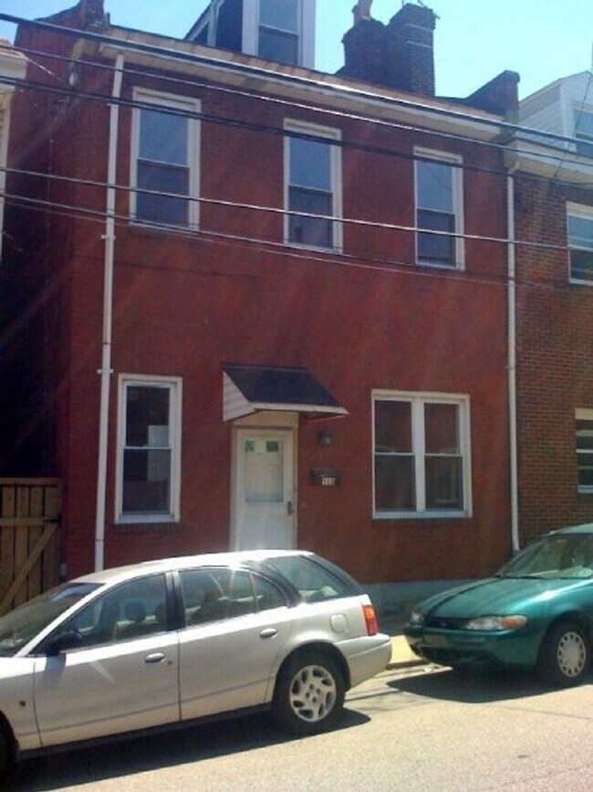 Primary Photo - Large Renovation in South Side Flats! A/C,...