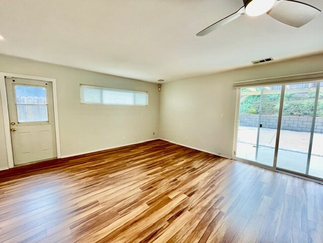 Building Photo - Beautiful Single level home with 3/2 and f...