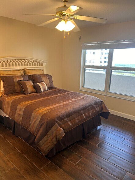 Building Photo - 5051 N Hwy A1A