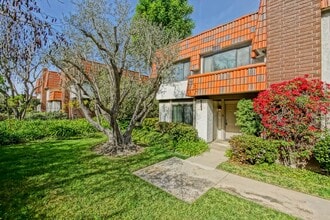 Building Photo - Bright & Airy, End-Unit 3BR2.5BA Townhouse w/ 2-Car Garage in Beautiful Gated Community w/ Pool &...