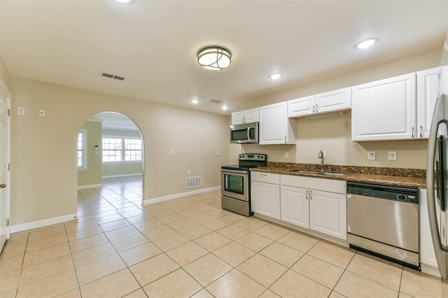 Building Photo - 11 Lyncrest Dr