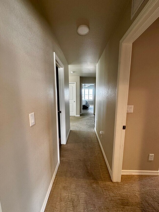 Building Photo - Stunning 5 Bedroom Home in Cordera with access to Community center with pool