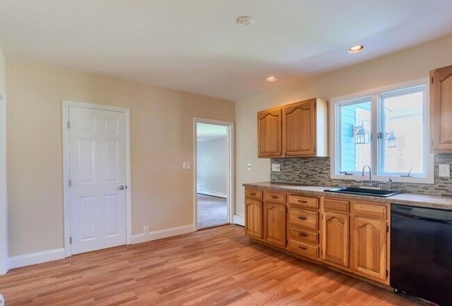 Building Photo - 142 E Meadow Rd