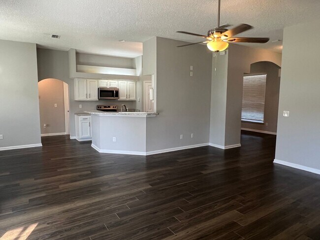 Building Photo - 4BR/2BA Home Walking Distance to Mary Lee ...