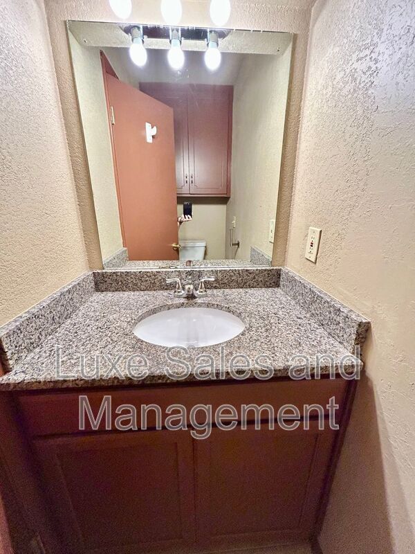 Building Photo - 605 Moraine Ave