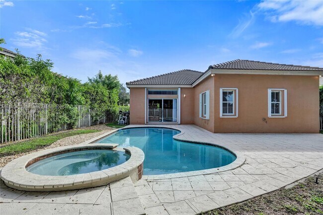Building Photo - 1100 Chinaberry Dr
