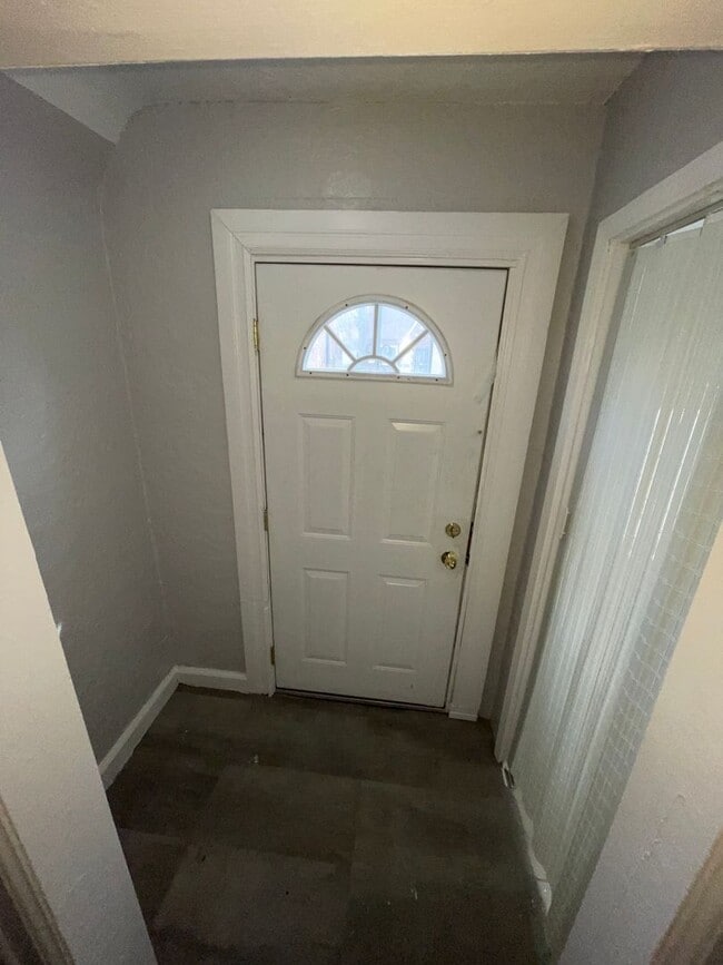 Building Photo - SECTION 8 ONLY! INSPECTION READY 3-BEDROOM...