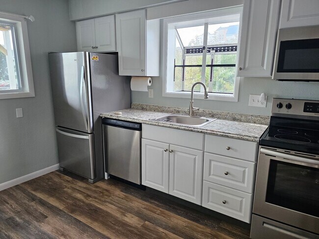 Building Photo - New year round rental mid town Coastal Hwy