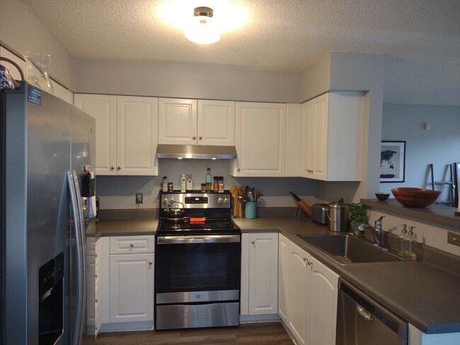Building Photo - Extraordinary Three Bedroom/Two and a Half...