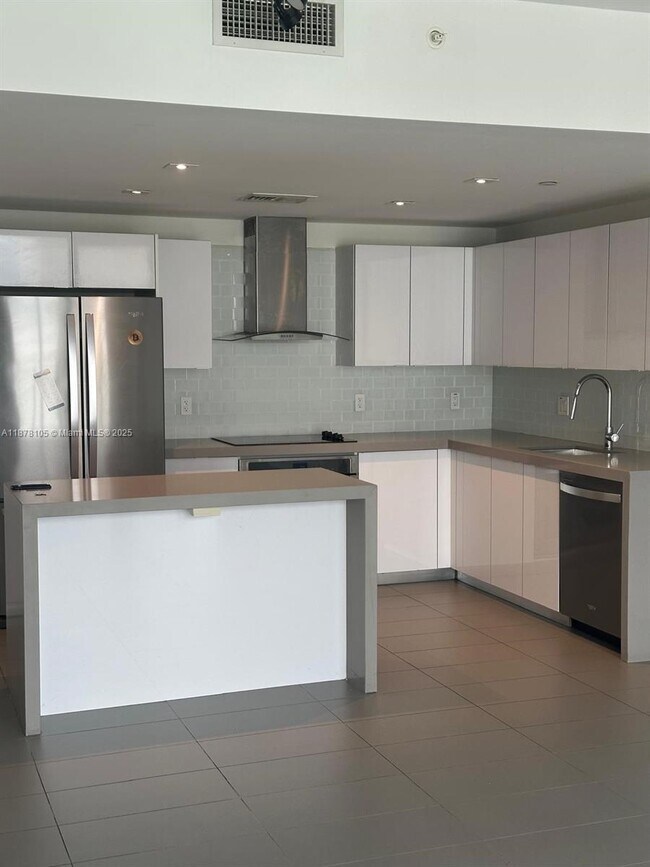 Building Photo - 1600 NE 1st Ave