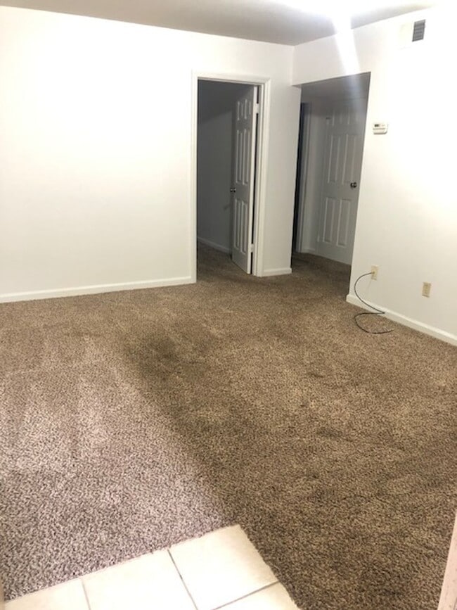 Building Photo - 2 Bed 1 Bath Apartment in Gated Community with Pool!