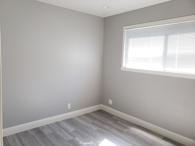 Building Photo - 4 Bed 2 Bath with Beautiful Large Yard!!