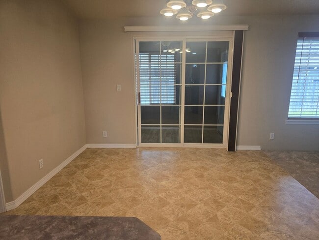 Building Photo - 3 bed 2 bath  Home for Rent in Grants Pass