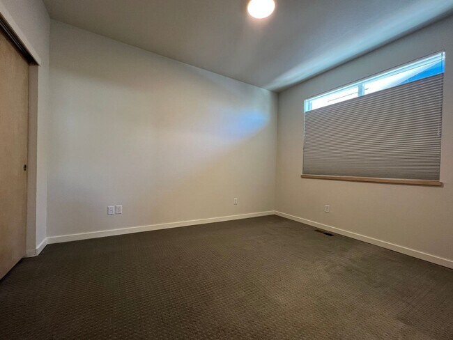 Building Photo - Modern 3B/4B Condo- Available June 10th
