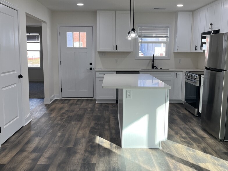 Building Photo - 118 Roland Ave