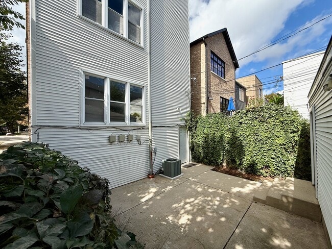 Building Photo - 1901 N Hoyne Ave