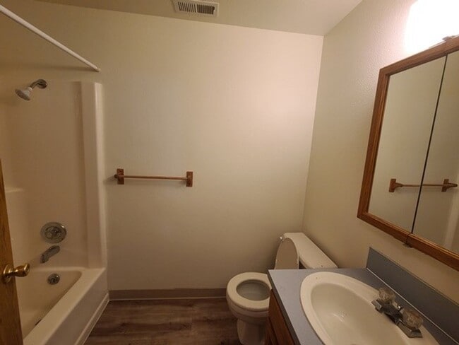 Building Photo - 3Bd/2Ba Single Story House - Available to ...