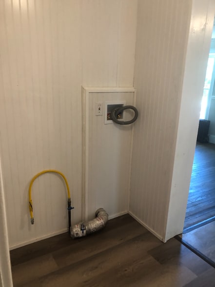 Building Photo - 209 3rd St