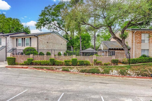 Building Photo - 1800 Stoney Brook Dr