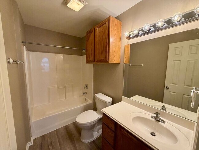 Building Photo - 2 Bedroom, 2 Bathroom Duplex!