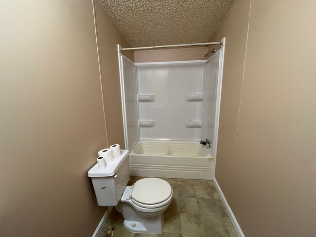 Building Photo - 3 Bedroom, 2 bathroom Mobile Home in Suwan...