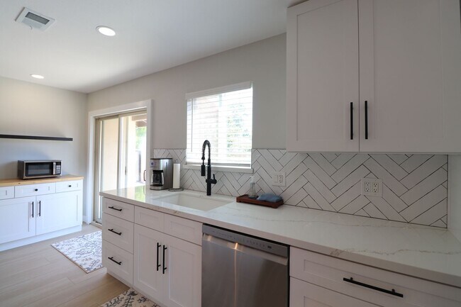 Building Photo - 586 Poppy Ln