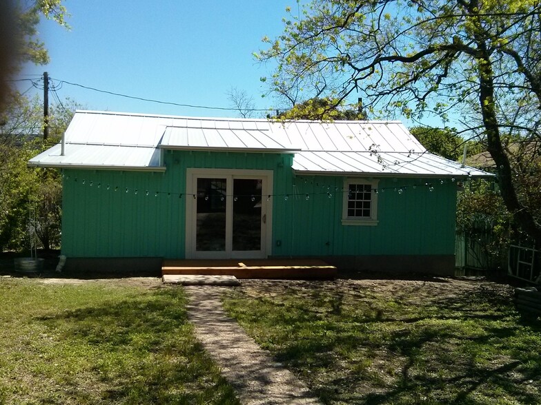 Big backyard for entertaining - 2204 E 8th St